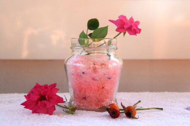 middlepathspa_rock salt Is Himalayan salt massage good for you?