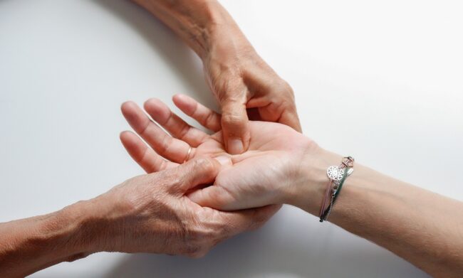 middlepathspa_hand massage Does massage help arthritis in hands
