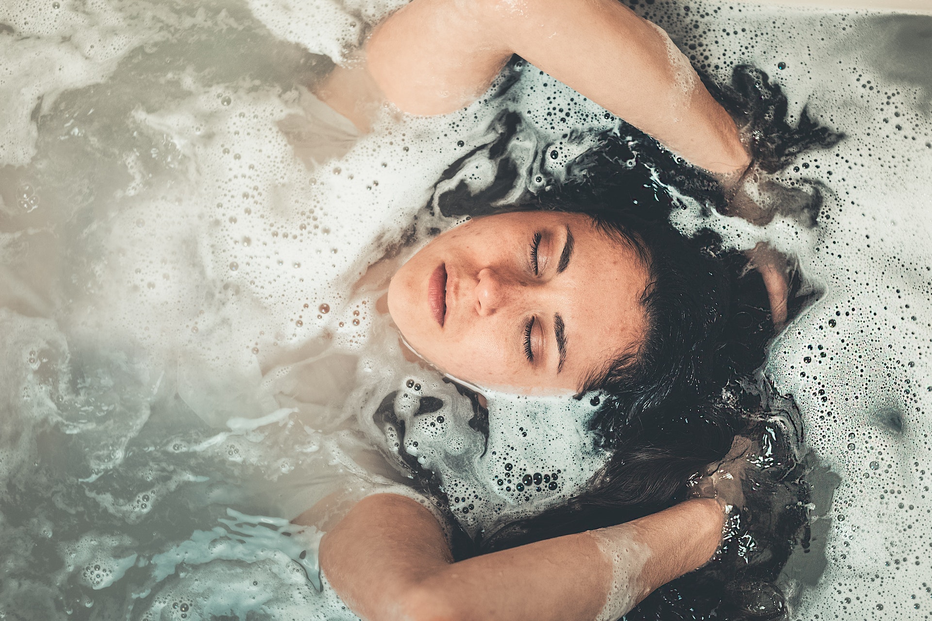 girl using bath bomb